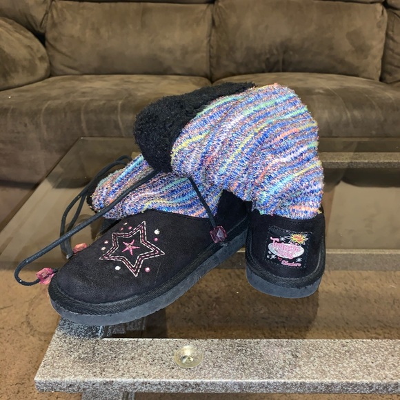 Variety of UGG boots, converse and sketchers - Picture 4 of 8